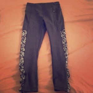 5/$25 Cropped leggings Xs
